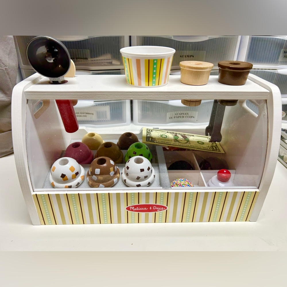 Melissa and Doug Scoop and Serve Ice Cream Counter